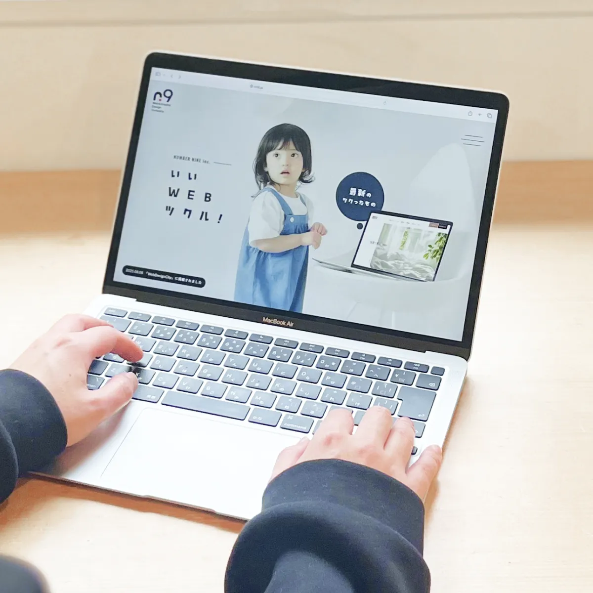 PCで作業をする代表(竹内圭祐)の画像